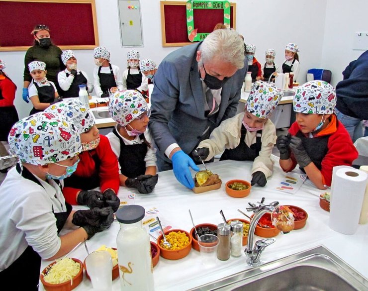 Çeşme’de öğrenciler, velileri ile kumpir etkinliğinde buluştu