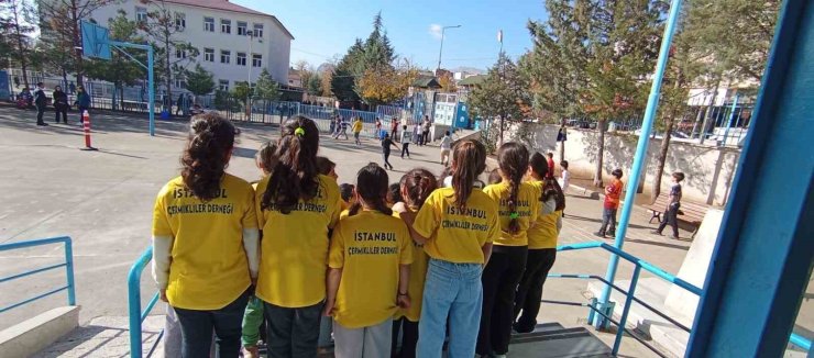 İstanbul’daki Çermiklilerden öğrencilere forma desteği