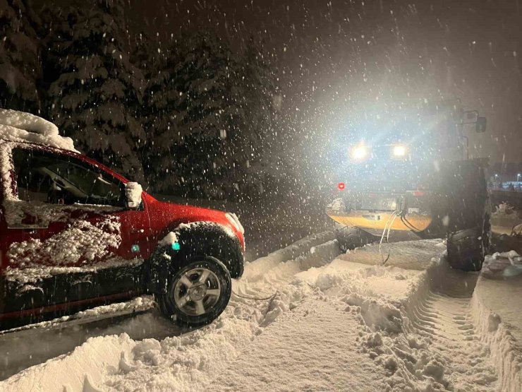 Kars’ta yolda mahsur kalan aracın yardımına özel idare ekipleri yetişti