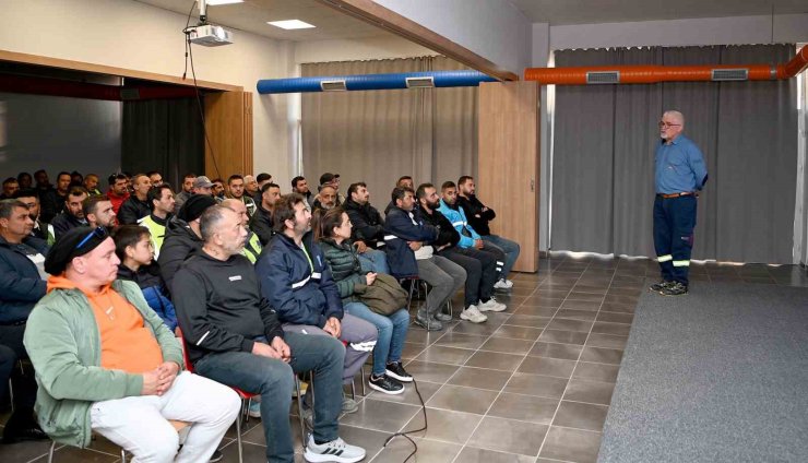 Kuşadası Belediyesi Temizlik İşleri Müdürlüğü personeline ’güvenli sürüş’ eğitimi verildi