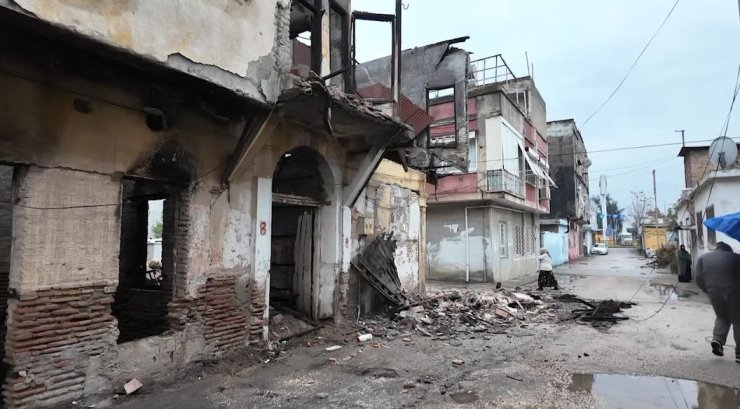 Metruk binanın bir bölümü gürültüyle yıkıldı: Mahalleli deprem sandı