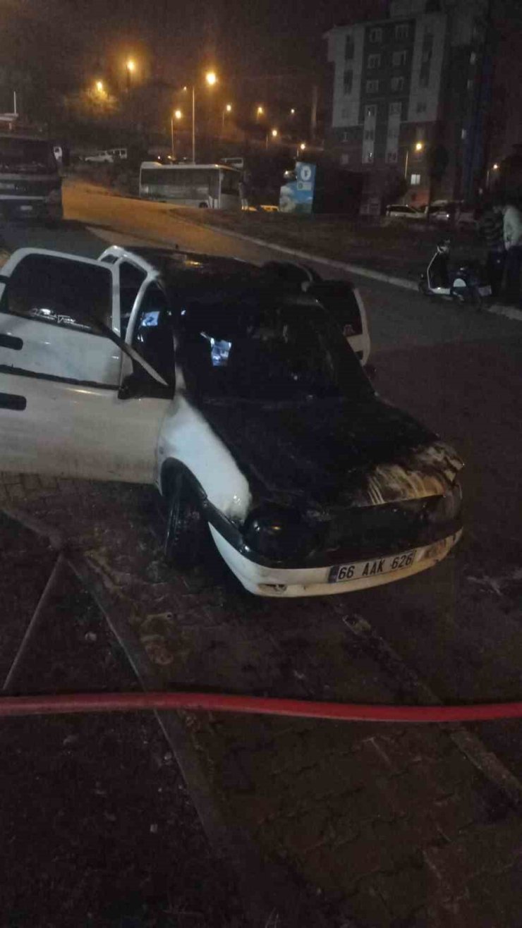 Yozgat’ta otomobil alevlere teslim oldu