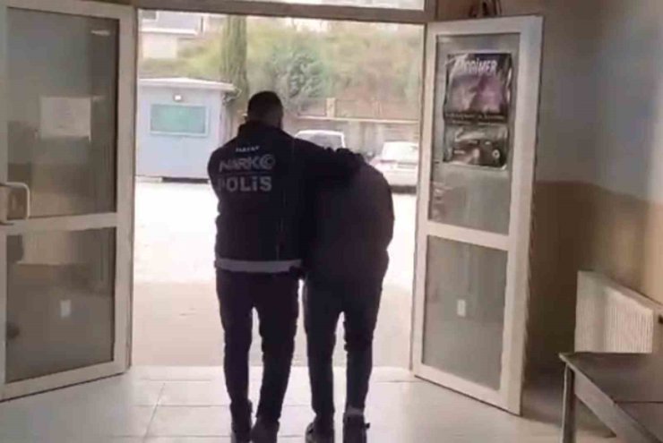 Antakya’da uyuşturucu madde suçundan aranan 2 şahıs yakalandı