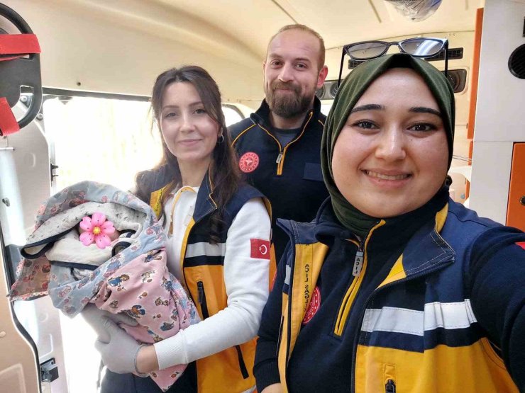 Bozdoğanlı ailenin bebeği ambulansta dünyaya geldi