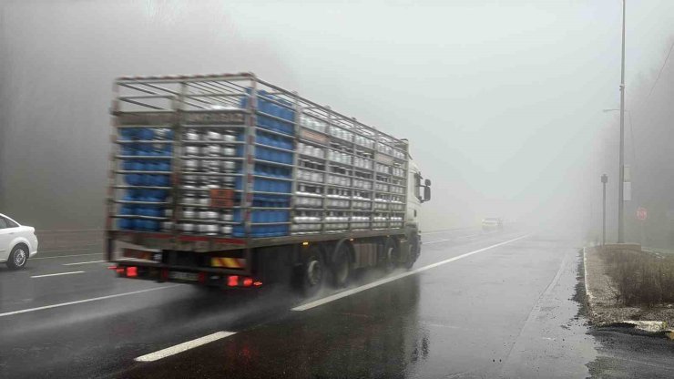 Bolu Dağı’nda sis ve sağanak etkili: Görüş mesafesi 30 metreye düştü