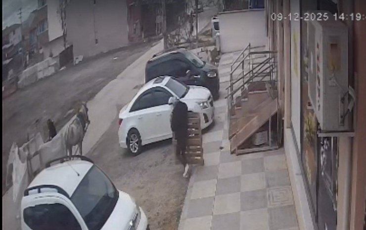 Bina önünden malzemeleri izinsiz alan şahıslar kameraya yakalandı