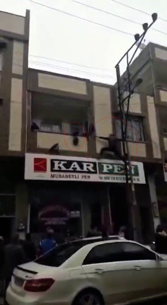 Gaziantep’te yürekleri ağza getiren an: Balkonda asılı kalan çocuğu kurtardı