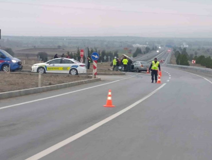 Kütahya’da otomobil ile traktör çarpıştı: 2 yaralı