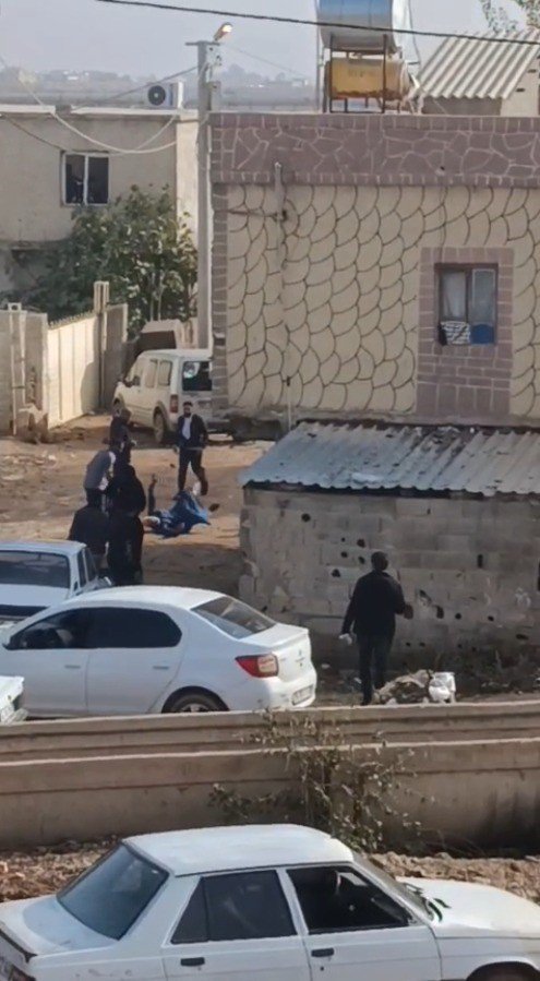Şanlıurfa’da meydan savaşına dönen kavgada 1 kişinin silahla vurulma anı kamerada