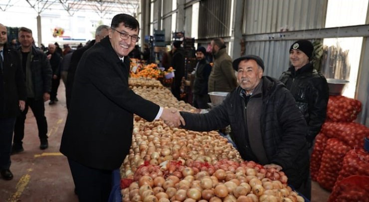 Başkan Eyüp Kahveci, Fatih Mahallesi Semt Pazarı’nda esnaf ve vatandaşlarla buluştu