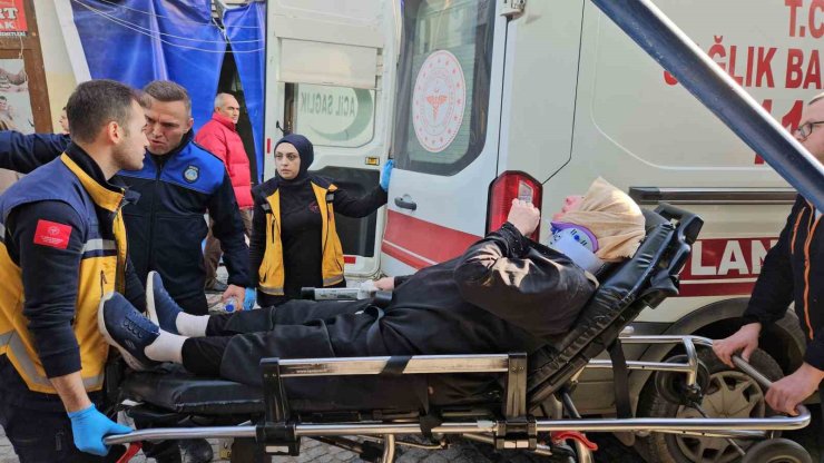 Bozuk zeminde ayağı takılan kadın yere düşerek yaralandı