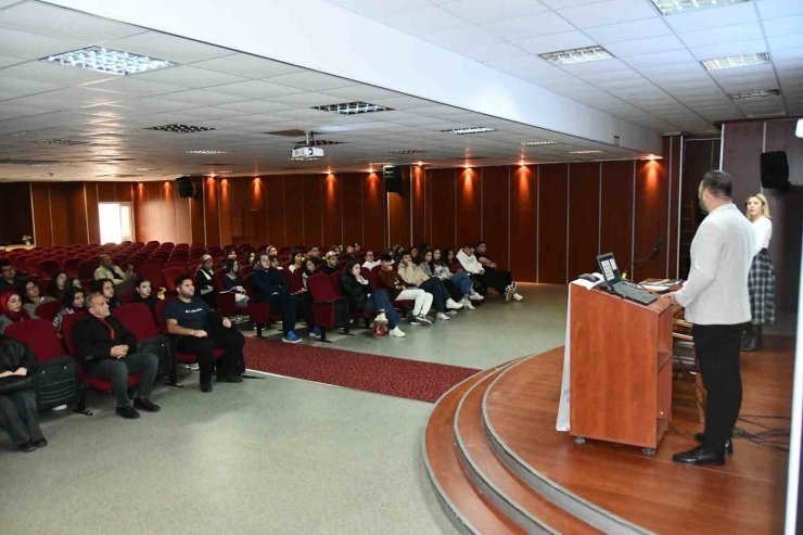 Didim MYO’lu öğrencilere yurtdışı ve kariyer fırsatları eğitimi verildi