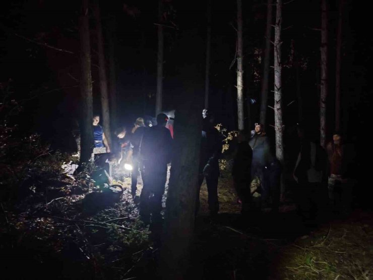 Uluslararası Dağ Günü’nde 25 kişilik grup ile 12 kilometrelik gece yürüyüşü