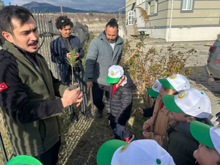 Gediz’de minik öğrenciler kızılçam fidanlarını toprakla buluşturdu