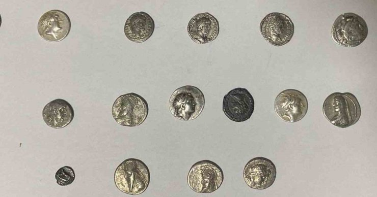 Hatay’da 26 sikke kargo ile göndermek üzereyken ele geçirildi