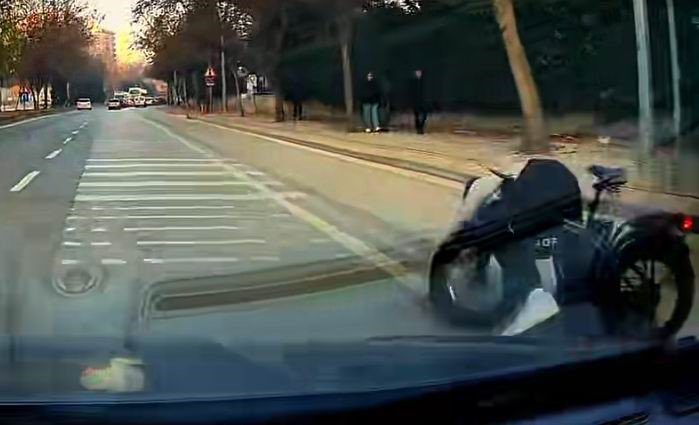 Eli cebinde bisikletle giderken araba altında kalmaktan son anda kurtuldu