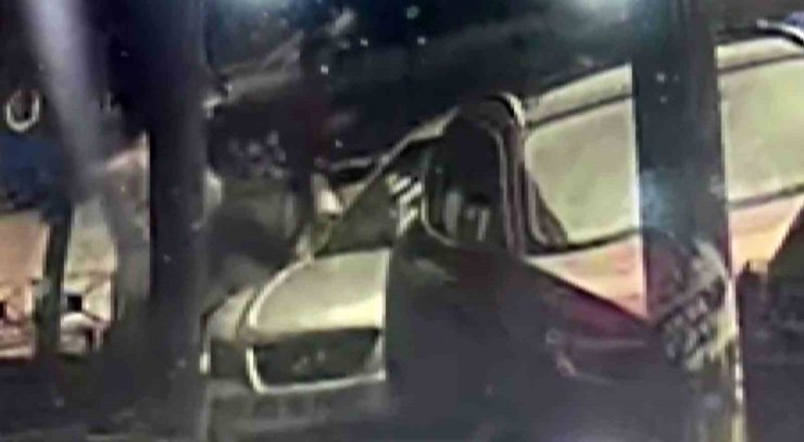Park halindeki otomobilin dikiz aynasını tekme atıp kırdı