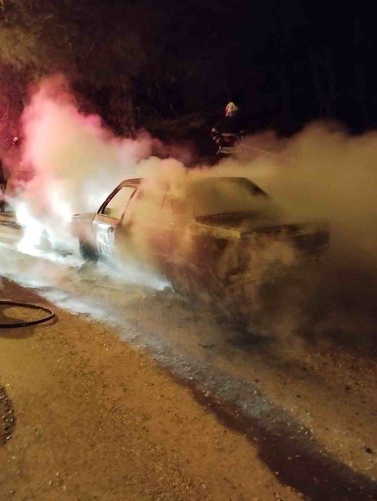 Otomobil patladı, feci şekilde can verdi