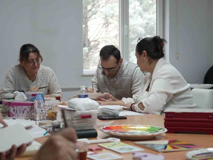 Düzce’de kadınlar hem öğreniyor hem eğleniyor