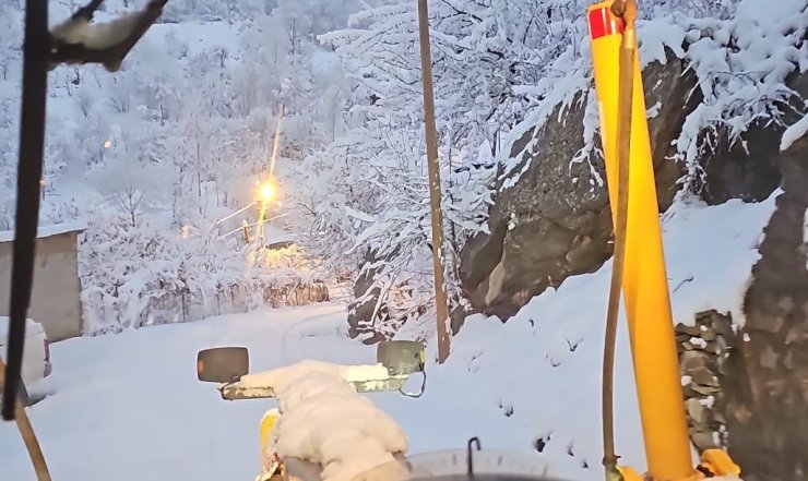 Hakkari’de karla mücadele ekibi gece kar mesaisinde