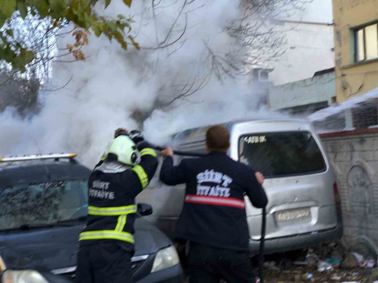 Siirt’te park halindeki kamyonet yandı