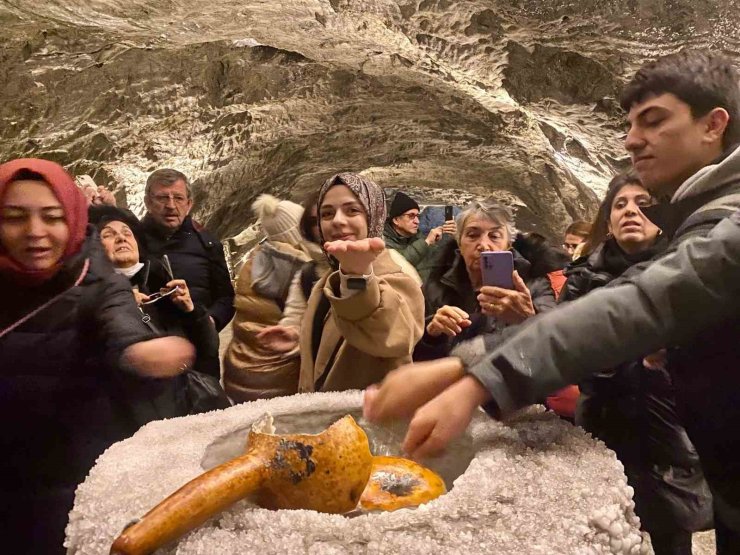 Yerin 150 metre altındaki bu mağarada şifa arıyorlar