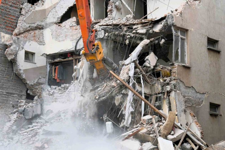 Sındırgı’da depremin izleri siliniyor