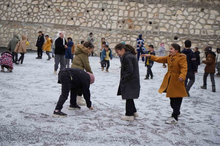 Bayburt’ta mevsimin ilk karı düştü: Öğrenciler bahçeye koştu