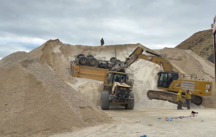 Taş ocağında kamyon devrildi, sürücüsü hayatını kaybetti