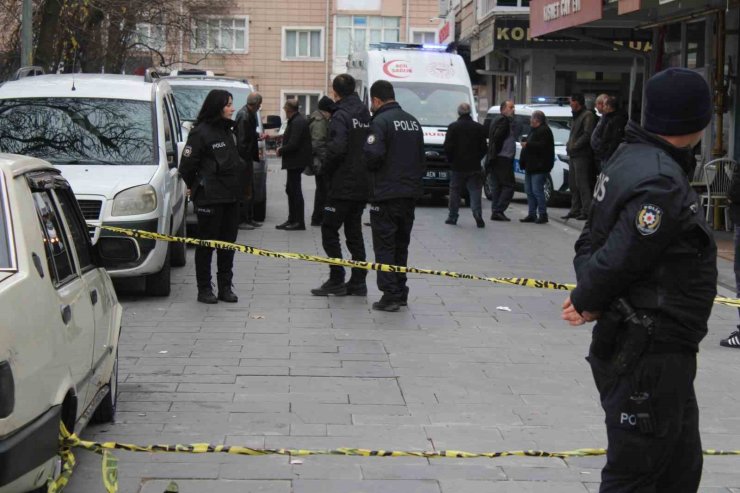 Yoldan geçenleri bıçakladı: 1’i ağır 3 yaralı