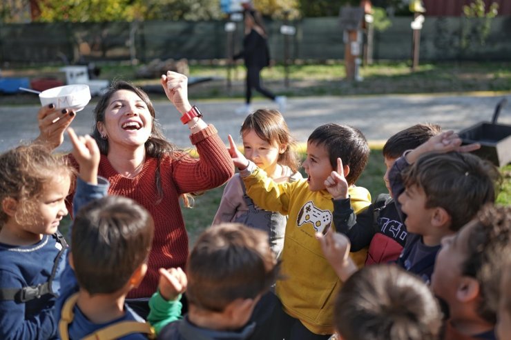 Minik eller tohumları toprakla buluşturdu