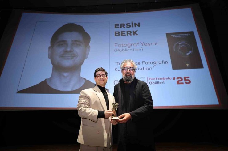 Öğretim görevlisi "Yılın Fotoğraf Yayını" ödülüne layık görüldü