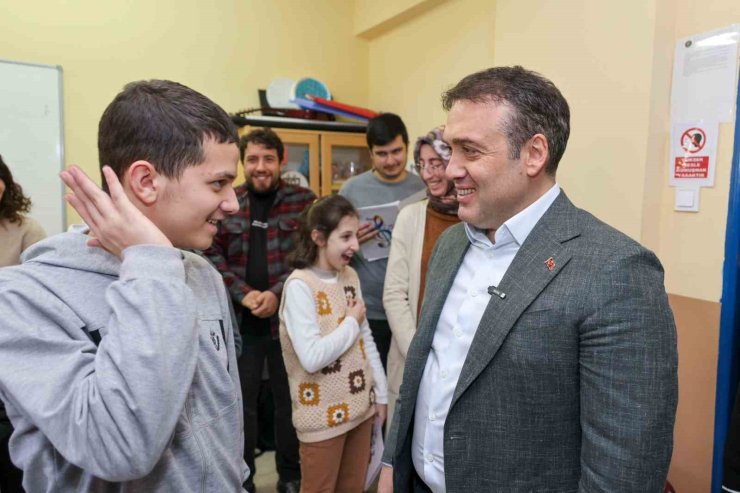 Vali Sözer’den özel öğrencilere destek