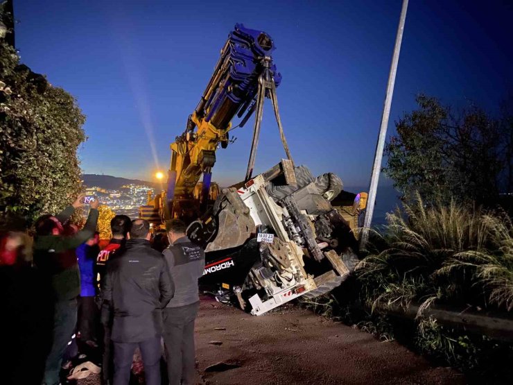 Bursa’da vinçten düşen iş makinesi paniğe neden oldu