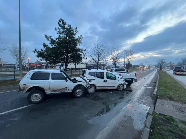 Bolu’da 4 araç zincirleme kazaya karıştı, trafik kilitlendi