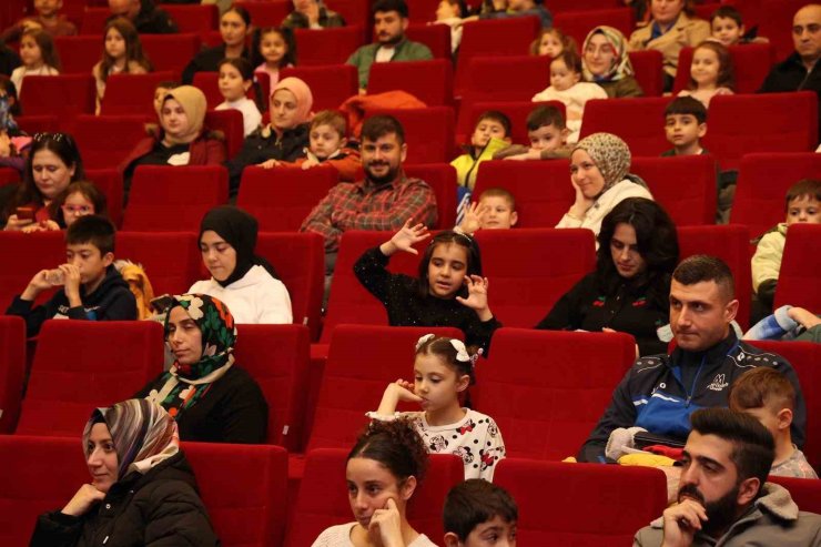 Gebze’de "Renkli Çoraplı Kuzgun" oyunu sahnelendi