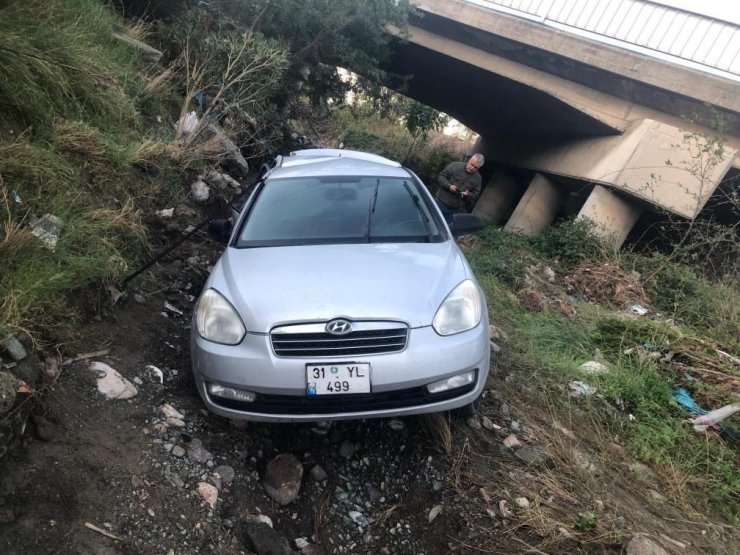 Köprüden uçan otomobilin sürücüsü yaralandı