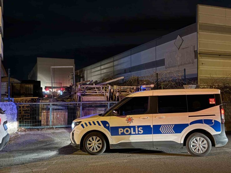 Atık maddeler alev aldı, fabrikaya sıçrayan yangın büyümeden söndürüldü