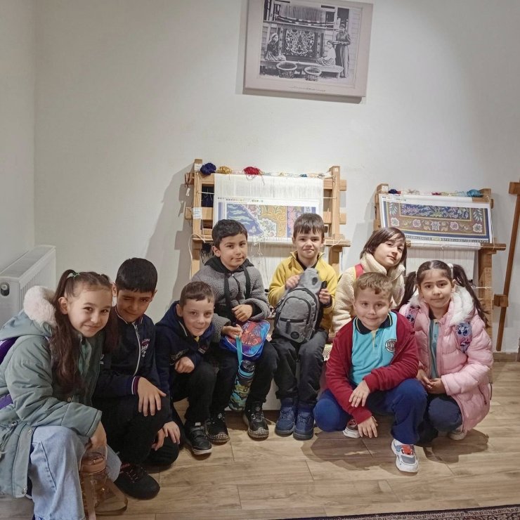 Körfez’de ilkokul öğrencileri Hereke halısının yapım aşamalarını inceledi