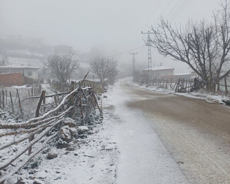 Vezirköprü’de mevsimin ilk kar yağışı