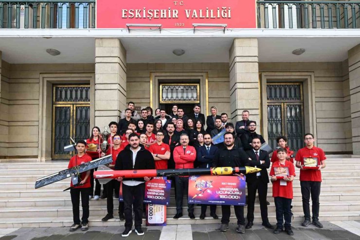 TEKNOFEST’te derece elde eden öğrenciler Vali Aksoy’u ziyaret etti