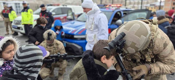 Bayburt’ta jandarmanın kullandığı yerli ekipmanlar ve araçlar öğrencilere tanıtıldı