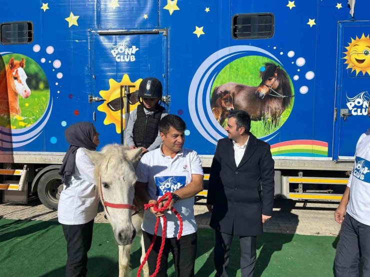Dicle’de çocuklar pony atlarla buluştu