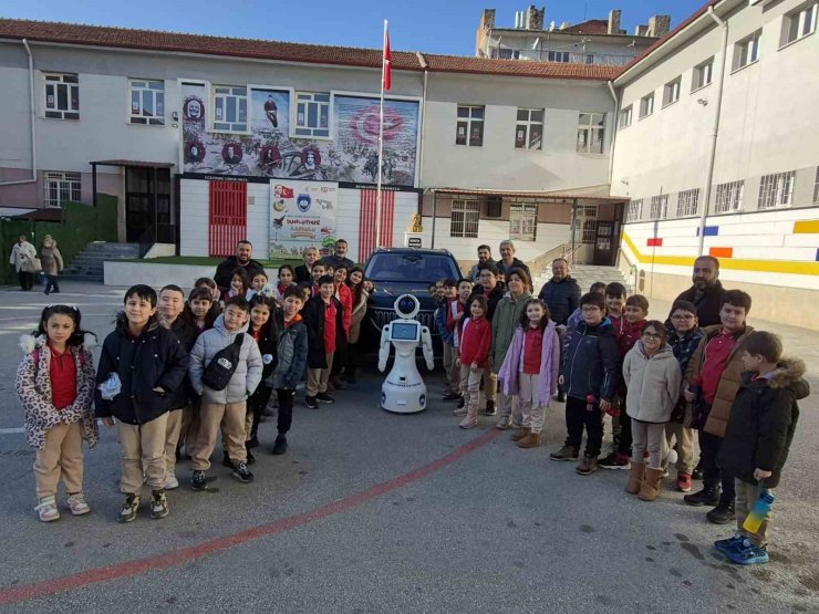 İlkokul öğrencilerine TOGG ile yerli ve milli robot tanıtıldı
