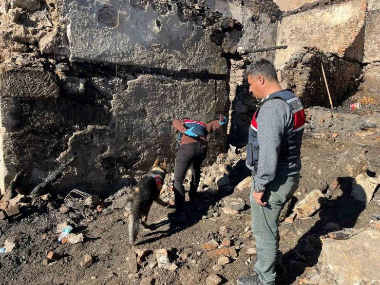 Manisa’da 5 evin kül olduğu yangında ölen kadının cenazesine ulaşıldı