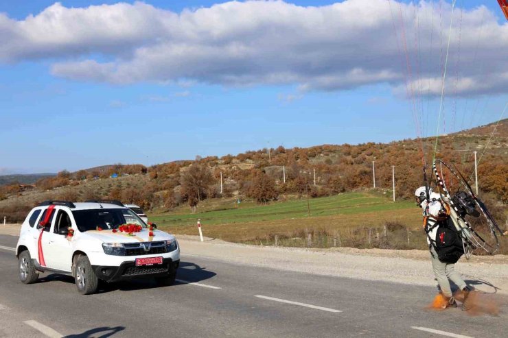 Paramotorla inip gelin arabasının önünü kestiler