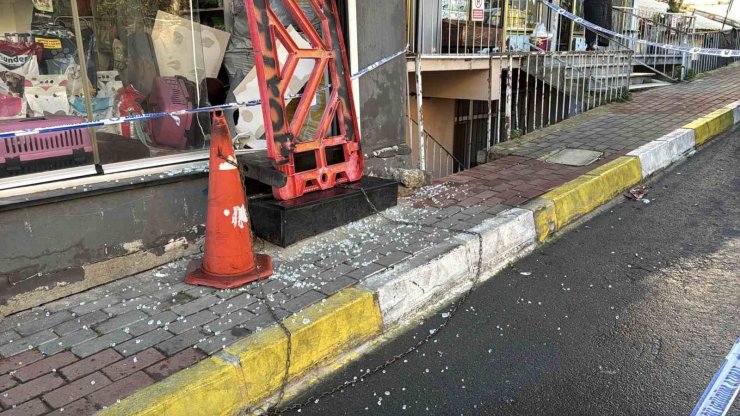 Sarıyer’de üst katı kayıp gecekonduya yaslanan bina havadan görüntülendi