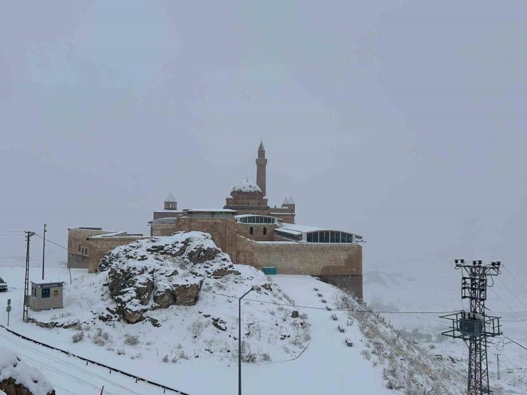 Tarihi İshak Paşa Sarayı beyaza büründü