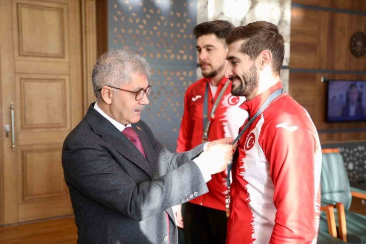 Niğdeli milli güreşçilerden Vali Çelik’e ziyaret