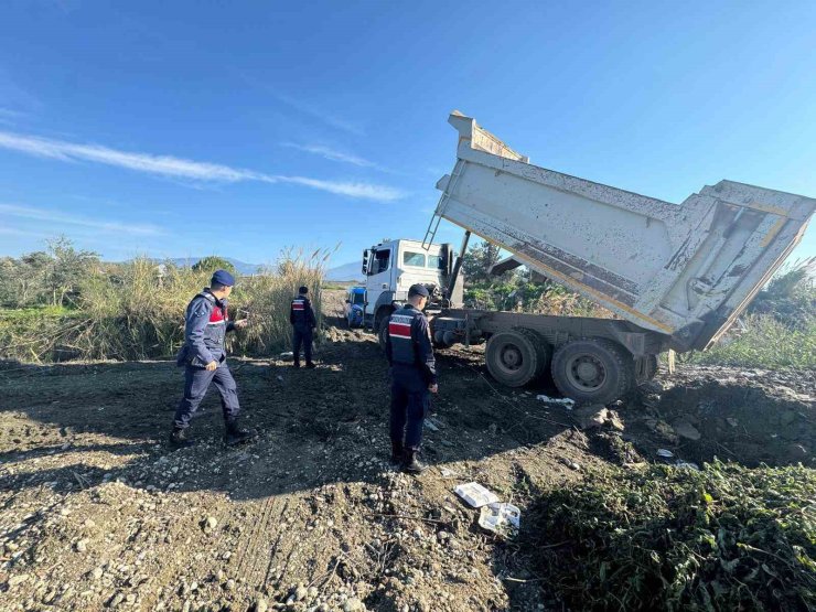 Kaş’ta izinsiz kum alımına jandarma engeli